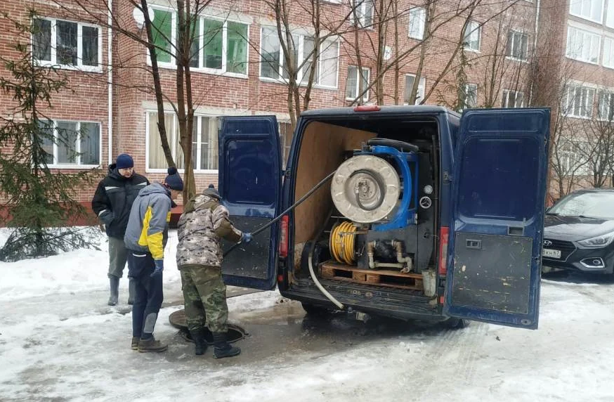 Mashina-ustanovka-prochistka-trub-kanalizaciiё1